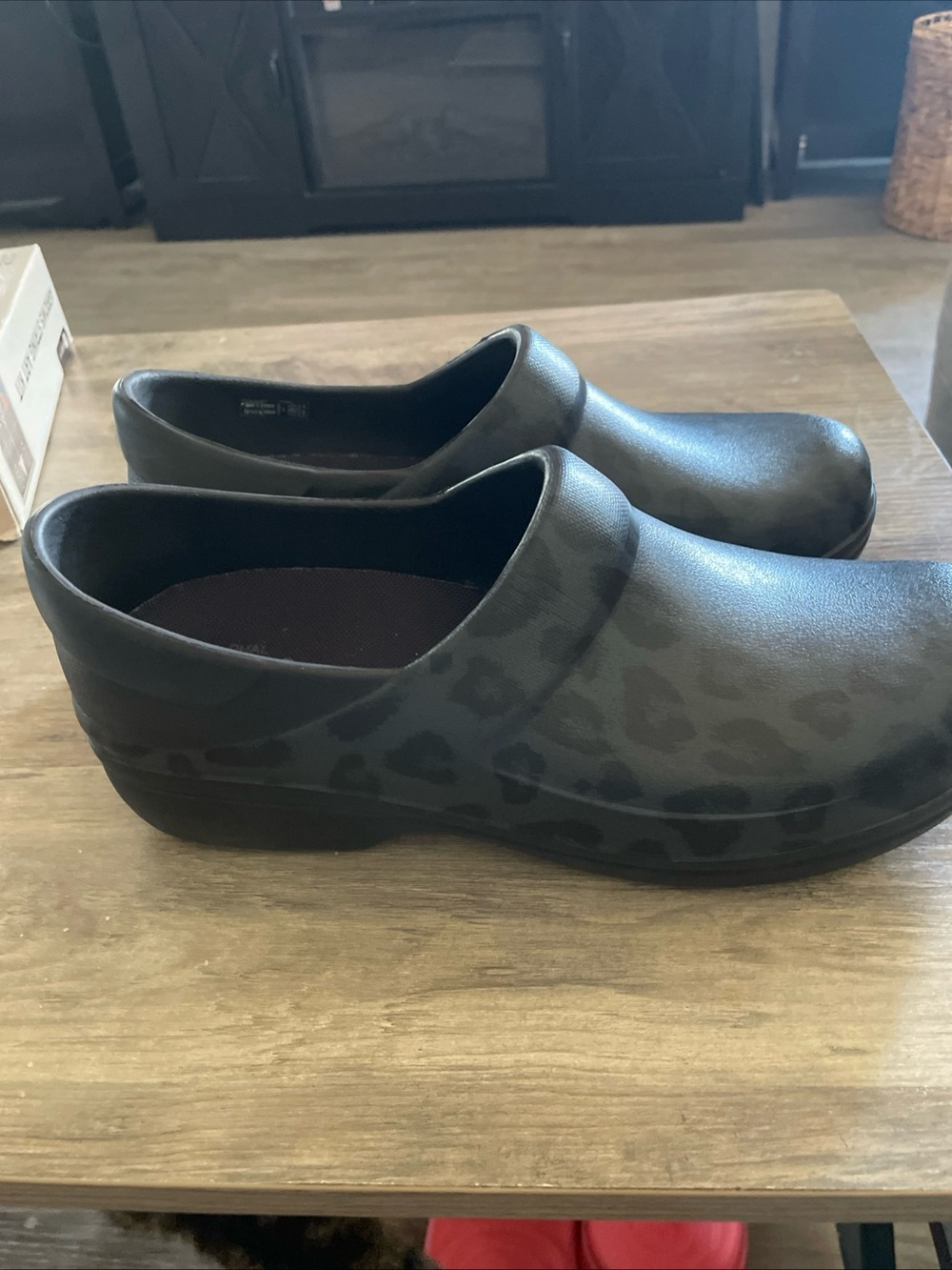 Crocs Neria Pro 11 Black gray cheetah print medical healthcare clogs women’s 9 - Picture 2 of 10